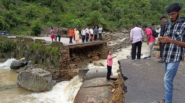 मानसून की दस्&zwj;तक के साथ ही तबाही का मंजर... कहीं फटा बादल, तो कहीं टूटे बिजली के तार... सड़़कें बंद, दिन में भी अंधेरा 