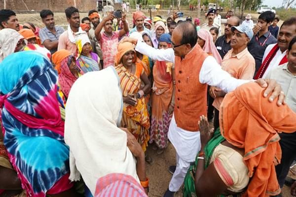  शहडोल दौरे पर पहुंचे मुख्यमंत्री चौहान, खेतों में पहुंच मजदूरों से किया आत्मीय संवाद
