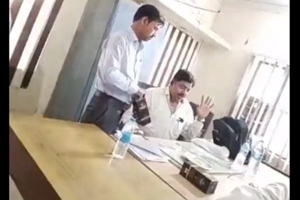 पीडब्लूडी दफ्तर को बनाया बार... अफसरों ने जमकर छलकाया जाम... फिलहाल निलंबन आदेश