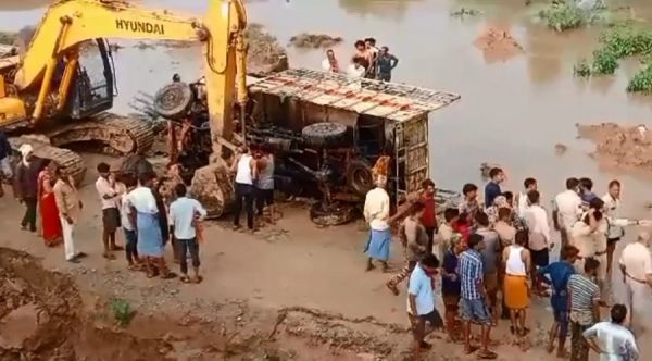 पुल से सीधे नदी में जा गिरा ट्रक... 3 बच्चों सहित 5 की बाहर निकाली गई लाश... रेस्क्यू अब भी जारी