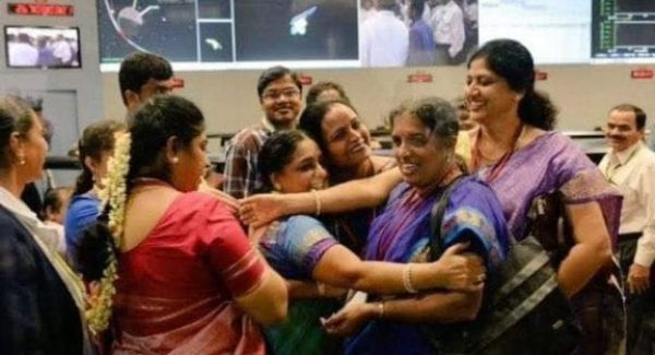 सोशल मीडिया में वायरल हो रही साड़ी पहनी महिला वैज्ञानिकों की तस्वीर, जानिए क्या है मामला