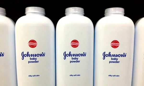 जॉनसन एंड जॉनसन बेबी पाउडर के इस्तेमाल से हुआ कैंसर... कोर्ट ने कंपनी पर ठोका 154 करोड़ का जुर्माना... पीड़ित को करना होगा भुगतान