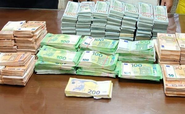 जूतों में छिपाकर ले जा रहे थे करोड़ों रुपए... नाबालिग सहित राजधानी के एयरपोर्ट पर तीन गिरफ्तार