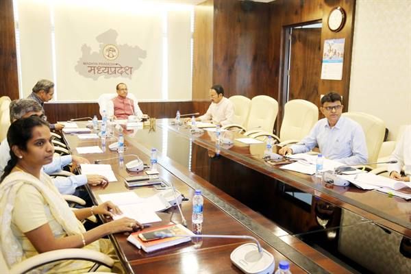 मूलभूत आवश्यकताओं और जन-उपयोगी सुविधाओं को दें सर्वोच्च प्राथमिकताः  मुख्यमंत्री