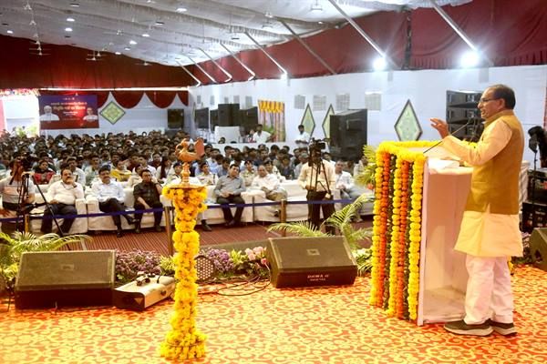 एक वर्ष में एक लाख सरकारी पदों पर होगी भर्ती....  अभी तक 60 हजार पदों पर नियुक्ति