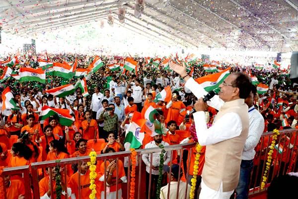 हर घर तिरंगा यात्रा के दौरान तिरंगामय हुआ बुधनी, उमंग और उत्साह के साथ निकाली गई भव्य तिरंगा यात्रा