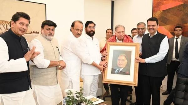 रतन टाटा के नाम हुआ पहला 'उद्योग रत्न' पुरस्&zwj;कार... घर पहुंचकर सीएम शिंदे ने किया सम्मानित