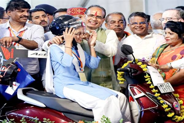 यहां बच्चों को मिल रही अच्छे स्कूल, स्कालरशिप, लैपटॉप, स्कूटी की सुविधा.... 7,790 विद्यार्थी को मिली निःशुल्क स्कूटी