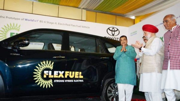 केंद्रीय मंत्री गड़करी ने लॉंच की कार... 40% इथेनॉल और 60% इलेक्ट्रिक एनर्जी से चलेगी... मेड इन ​इंडिया है इंजन