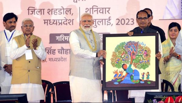 गोंड पेंटिंग ने किया विश्वभर के कला पारखियों का ध्यान आकर्षित&hellip;सीएम ने पीएम को किया भेंट...
