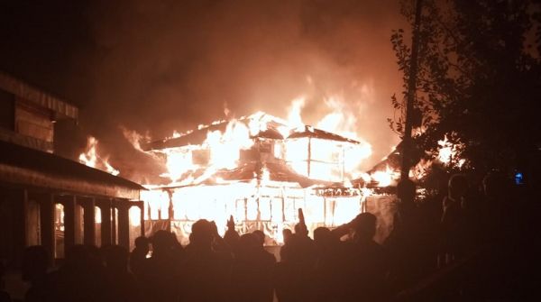 शिमला के रोहड़ू में आधी रात को भीषण आगजनी, 14 मकान खाक, 21 परिवार के 74 लोग बेघर