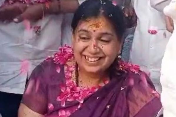 महिला आईएएस अफसर पर भारी पड़ी... तबादला आदेश पर फूलों की बारिश... देखिए वीडियो