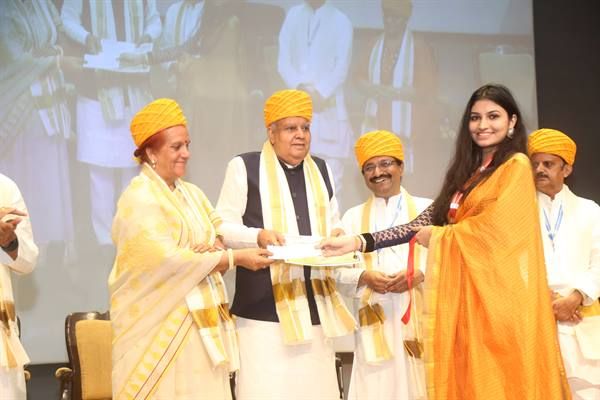 माखनलाल चतुर्वेदी विश्वविद्यालय में हुआ चतुर्थ दीक्षांत समारोह.... उपराष्ट्रपति उपाधियां देकर छात्रों को दी शुभकामनाएं...