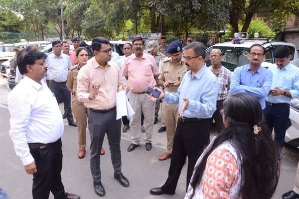 मुख्य निर्वाचन पदाधिकारी राजन ने ग्वालियर में स्ट्रांग रूम, मतदान केन्द्र एवं मतगणना स्थल का किया निरीक्षण