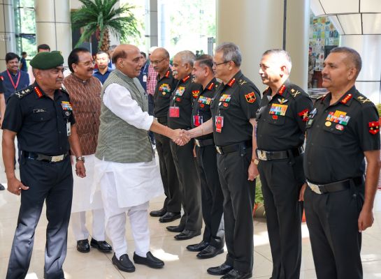 सेना कमांडरों का सम्मेलन में पहुंचे रक्षा मंत्री राजनाथ...  कहा- अप्रत्याशित स्थितियों के अनुरूप योजना तैयार करें सेना