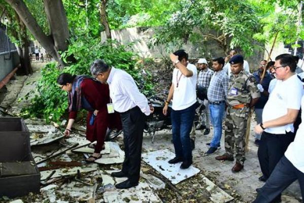 स्वच्छता अभियान में शामिल हुई केंद्रीय मंत्री स्मृति ईरानी.... स्वच्छता की सर्वोत्तम प्रणाली अपनाने पर दिया जोर