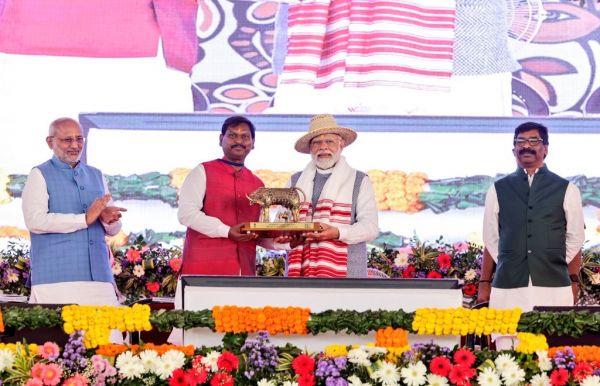 देशभर में  मनाई गई जनजातीय स्वतंत्रता सेनानी भगवान बिरसा मुंडा की जयंती... भारत संकल्प यात्रा हुई प्रारंभ