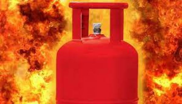 गैस सिलेंडर ब्लास्ट.... हादसे में पांच लोग घायल... आसपास के लोगों में मचा ह़ड़कंप