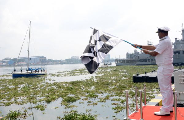 भारतीय नौसेना अंतर कमान महासागर नौकायन दौड़ को हरी झंडी दिखाकर रवाना किया गया  