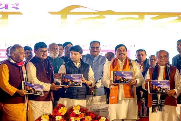 मुख्यमंत्री डॉ. मोहन यादव ने वीर बाल दिवस के अवसर पर ई-पुस्तक का किया विमोचन... गुरूद्वारे में टेका मत्था