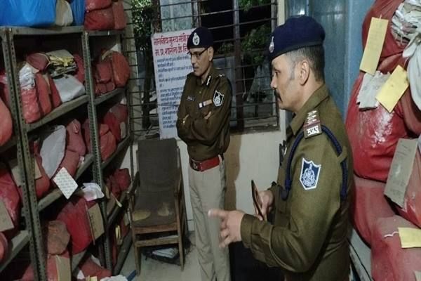 मुख्यमंत्री के निर्देश पर रातभर वरिष्ठ अधिकारियों ने एक किया थानों का निरीक्षण