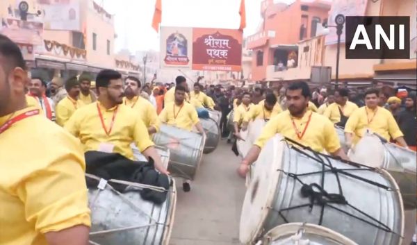 राममंदिर प्राण प्रतिष्ठाः हनुमान गढ़ी के सामने महाराष्ट्र से आए भक्तों ने कुछ ऐसा किया प्रदर्शन