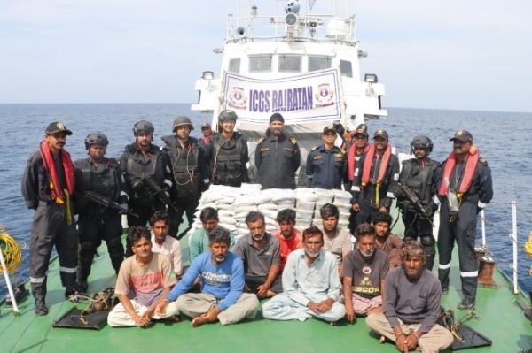 600 करोड़ के नशीले पदार्थ के साथ पाकिस्तानी जहाज से चालक दल के 14 सदस्यों गिरफ्तार