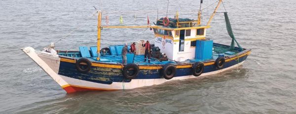 आईसीजी ने मुंबई तट के पास चालक दल के चार सदस्‍यों के साथ मछली पकड़ने वाले पोत को पकड़ा; 30,000 लीटर अवैध डीजल और 1.75 लाख रुपये की नकदी जब्त