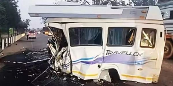 हरियाणा के अंबाला जिले में, वैष्&zwj;णो देवी से लौट रही बस दुर्घटनाग्रस्&zwj;त 