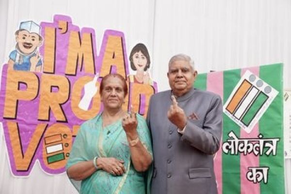 उपराष्ट्रपति ने आज लोकसभा चुनाव में मतदान किया और सभी से अपने मताधिकार का प्रयोग करने का आग्रह कियाv