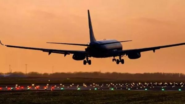 यात्री ने विमान में चढ़ने से पहले खा ली भांग फिर बीच हवा में खोलने लगा दरवाजा