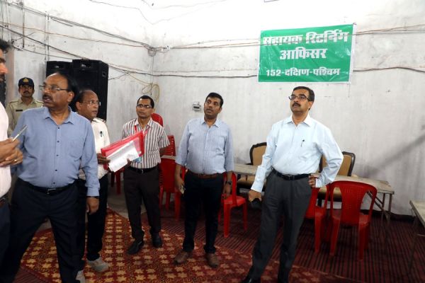 पुरानी केंद्रीय जेल स्थित मतगणना स्थल का मुख्य निर्वाचन पदाधिकारी ने किया निरीक्षण