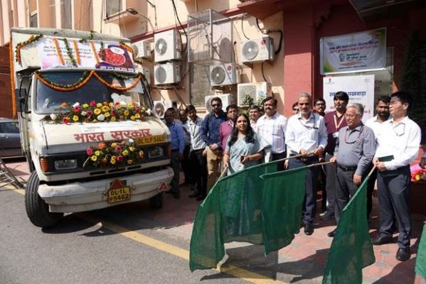 दिल्ली एनसीआर में केंद्र सरकार की वैन पर टमाटर का भाव 65 रुपये प्रति किलोग्राम