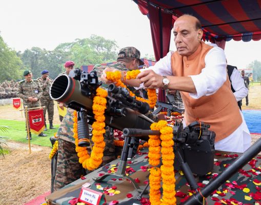 रक्षा मंत्री राजनाथ सिंह ने दशहरा के अवसर पर सुकना सैन्य स्टेशन पर सैनिकों के साथ शस्त्र पूजा की