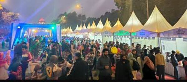 सुपर संडे इंडिया गेट पर आयोजित दिव्य कला मेला के फूड कोर्ट में अलग-अलग पकवानों की बहार लेकर आया है