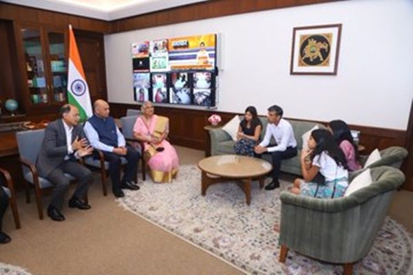 पूर्व ब्रिटिश प्रधानमंत्री ऋषि सुनक ने अपने परिवार के साथ संसद भवन का दौरा किया