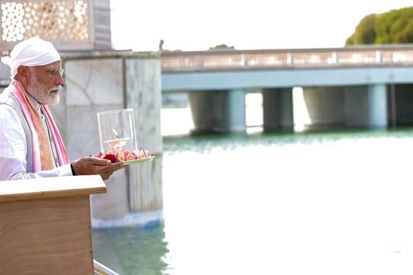 प्रधानमंत्री मोदी ने श्रीआनंद सर मंदिर परिसर में दर्शन कर सरोवर में पुष्प अर्पित किए