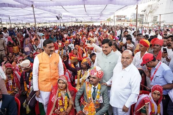 पाणिग्रहण संस्कार का भारतीय संस्कृति में महत्वपूर्ण : मुख्यमंत्री डॉ. यादव कर्नाटक के राज्यपाल श्री गेहलोत के साथ नागदा में सामूहिक विवाह समारोह में हुए शामिल
