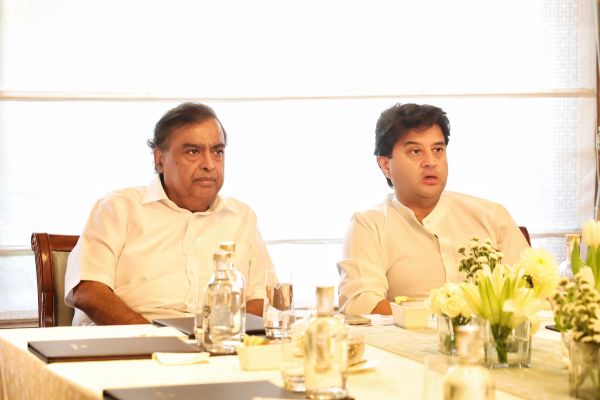 केंद्रीय मंत्री ज्योतिरादित्य सिंधिया का मुंबई में निवेशकों के साथ वार्तालाप; अंबानी, बिड़ला, टाटा ने पूर्वोत्तर क्षेत्र में रुचि जताई