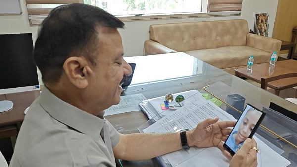 स्कूल शिक्षा मंत्री सिंह ने बोर्ड परीक्षा की टॉपर छात्राओं से की बात