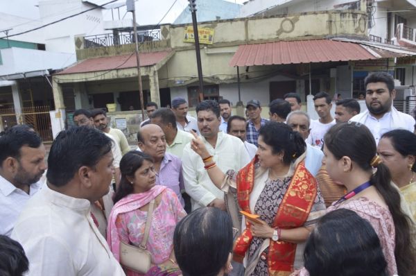 लापरवाह अधिकारीयों पर होगी सख्त कार्यवाही: राज्यमंत्री गौर