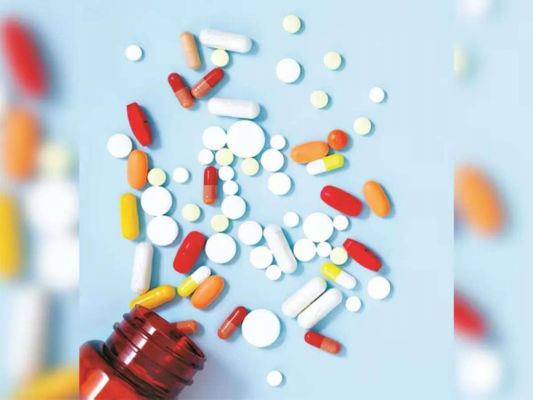 Indian pharma industry : अमेरिका भारतीय दवाओं पर 200% तक टैरिफ लगाने की तैयारी में, भारतीय फार्मा इंडस्ट्री पर संकट के बादल