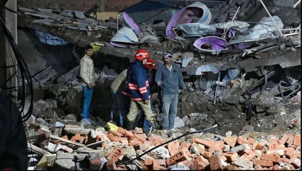 दिल्ली में बड़ा हादसा, वेलकम इलाके में भरभराकर ढह गई 4 मंजिला इमारत, 12 लोगों के फंसे होने की आशंका