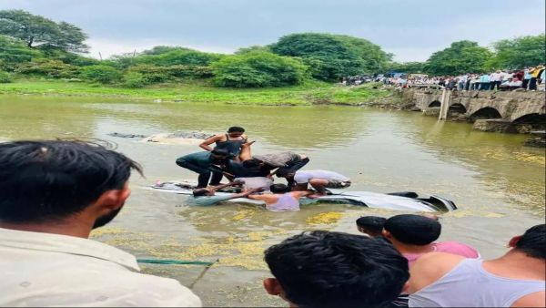 MP में बड़ा हादसाः बिना रेलिंग वाली पुल से नदी में गिरी कार, सभी लोग साउथ इंडियन, 4 में से 2 की हालत गंभीर
