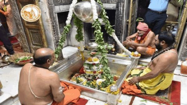 सावन के पहले सोमवारी पर काशी में उमड़ा आस्था का सैलाब, श्रद्धालुओं पर हुई पुष्पों की बारिश