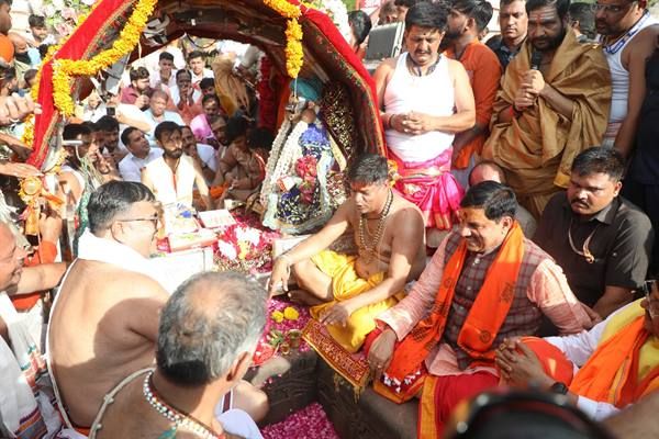 श्री चन्द्रमोलेश्वर व श्री मनमहेश हाथी पर विराजित होकर निकले नगर भ्रमण को