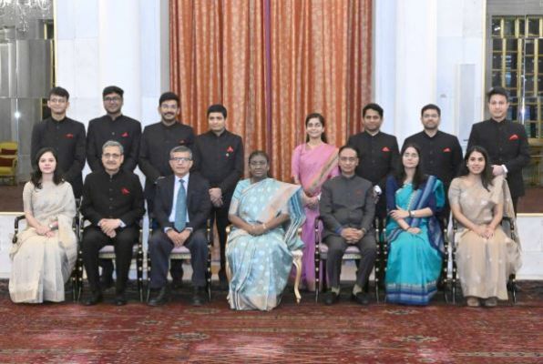 भारतीय रक्षा संपदा सेवा, सैन्य अभियंता सेवा और केंद्रीय जल अभियांत्रिकी सेवा के परिवीक्षाधीन अधिकारियों ने राष्ट्रपति से मुलाकात की