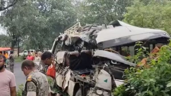 झारखंड के जमुनिया में ट्रक से टकराई कांवड़ियों से भरी बस, 18 की मौत