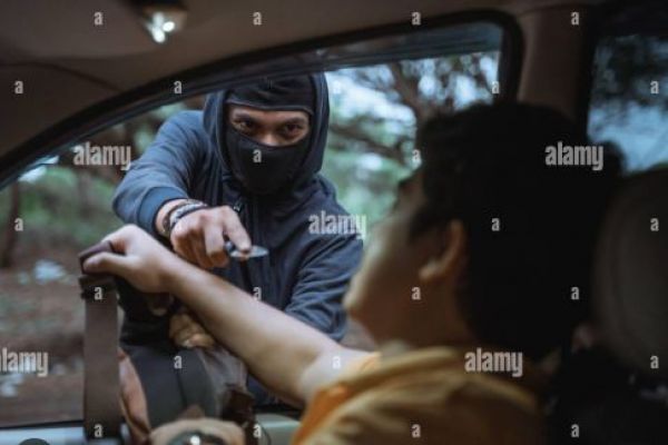 बीच सड़क में कार रुकवाकर चांदी व्यापारियों से लूट, 90 लाख का माल ले उड़े शातिर