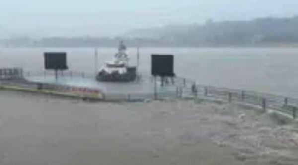 ऋषिकेश में बाढ़ का कहर: परमार्थ निकेतन और त्रिवेणी घाट डूबे